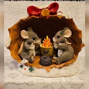 Charming Tails Figurine Sharing A Warm And Cozy Holiday Retired